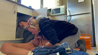Hawt WIFE Orall-service TO THE PLUMBER IN THE Cook-room WITH CUM IN MOUNTH