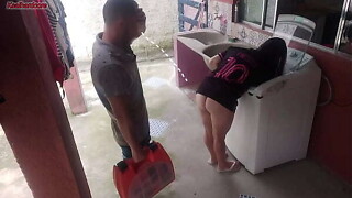 Dona de casa casada paga t&eacute_cnico de m&aacute_quina de lavar com a bunda enquanto marido esta fora
